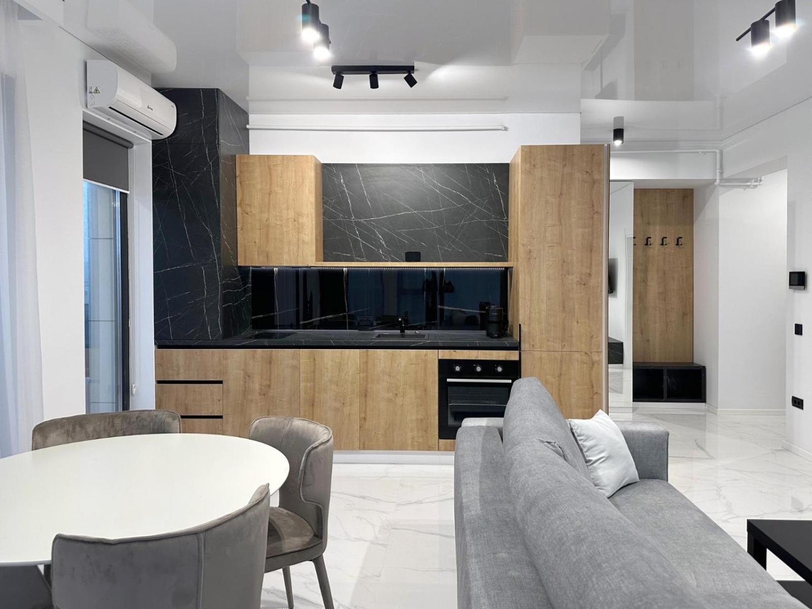 Koya Tower By The Lake Apartments Mamaia Exterior photo