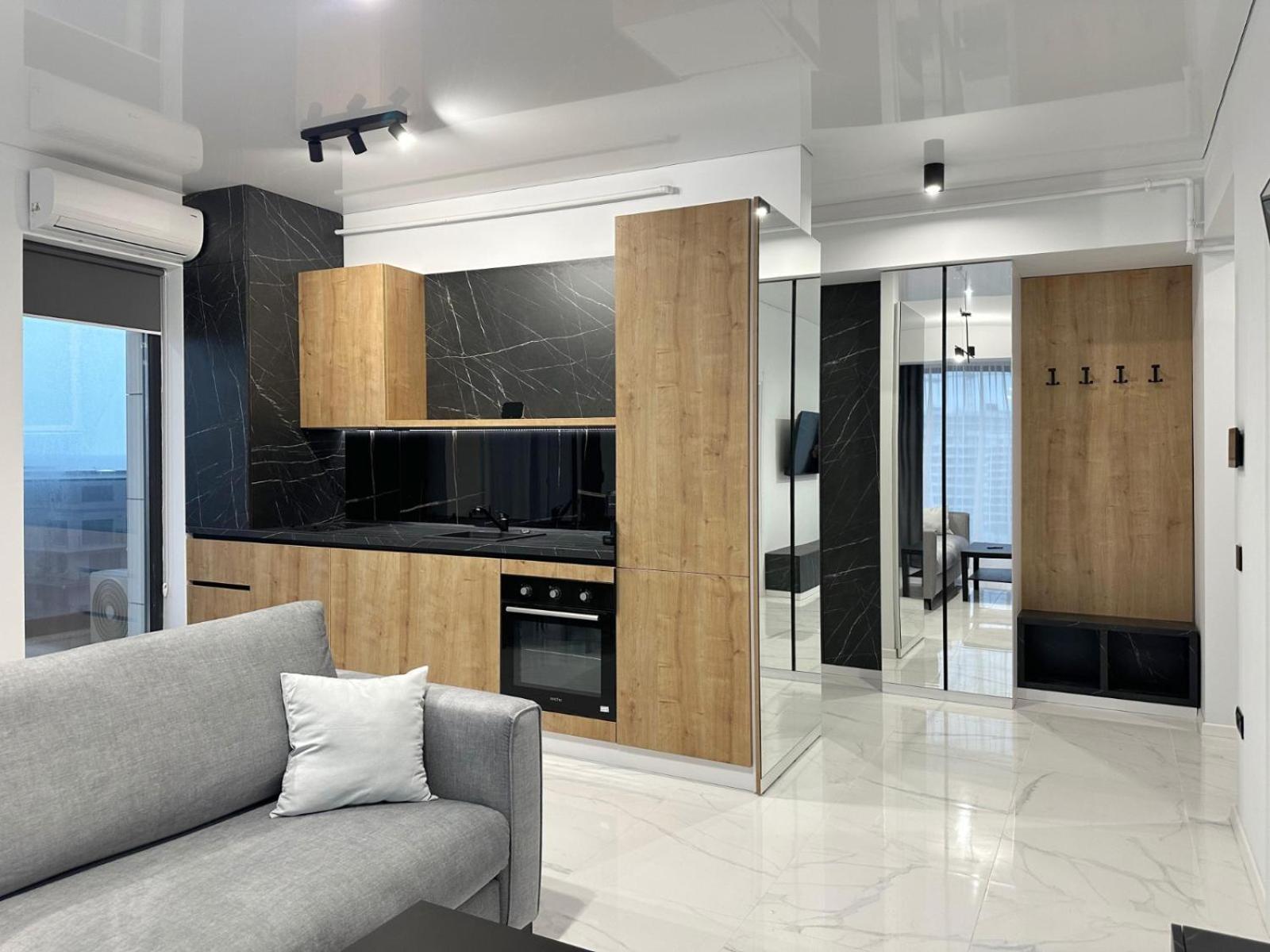 Koya Tower By The Lake Apartments Mamaia Exterior photo