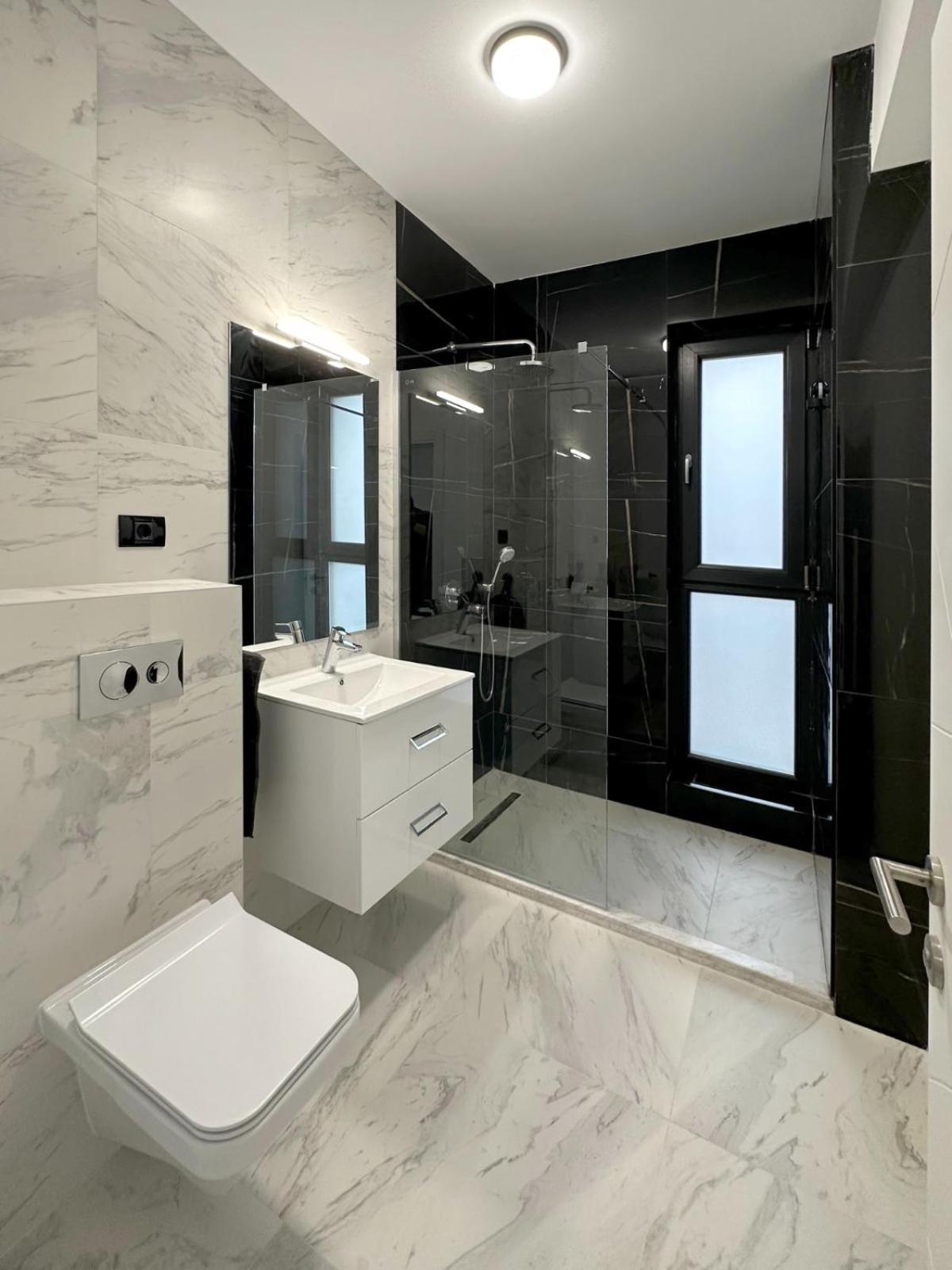 Koya Tower By The Lake Apartments Mamaia Exterior photo