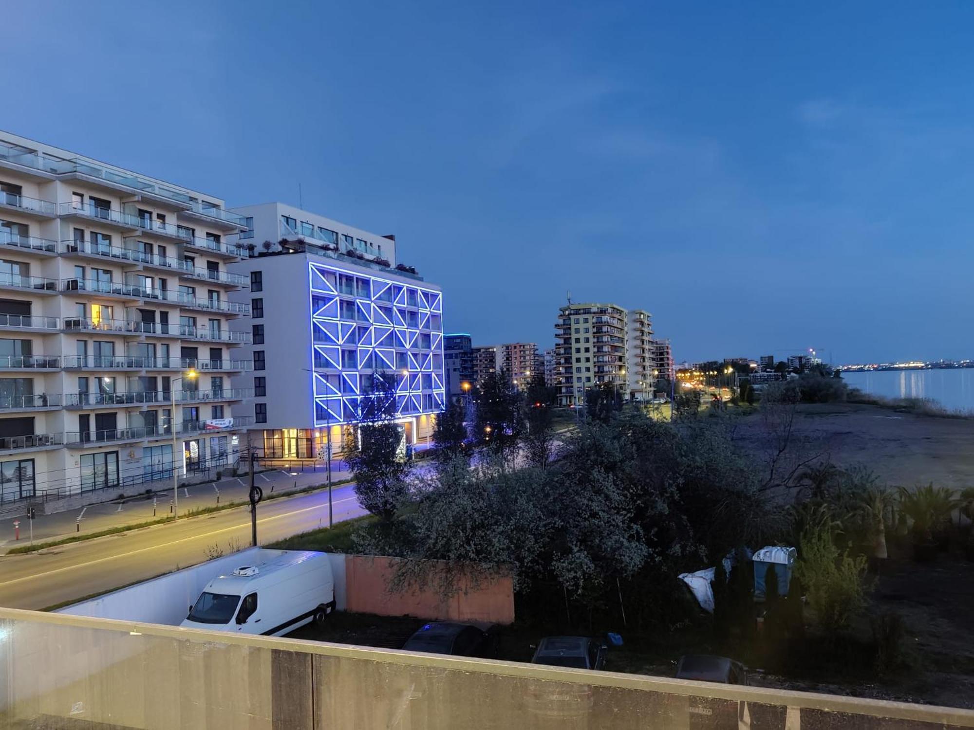 Koya Tower By The Lake Apartments Mamaia Exterior photo